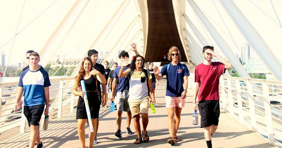 בין התיכון לקולג' עוצרים בישראל לשנה