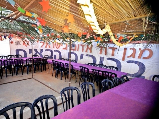  בונים סוכה בצורה בטוחה | צילום: מד"א