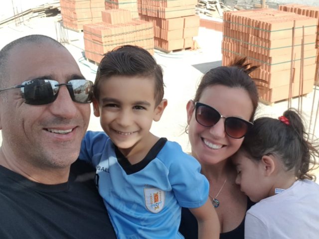 משפחת ציוני באתר הבנייה במיתר | צילום: אישי