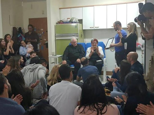 באדיבות זיכרון בסלון
