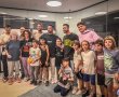 צפו: שחקני הפועל באר שבע ביקרו את אוהד מונדר בבית החולים