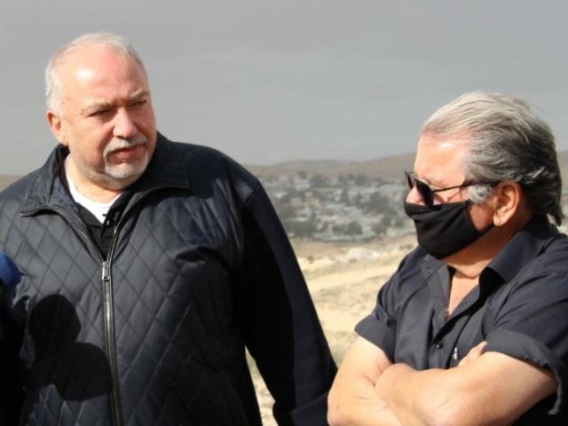 ח"כ אביגדור ליברמן וראש מועצת עומר פיני בדש 