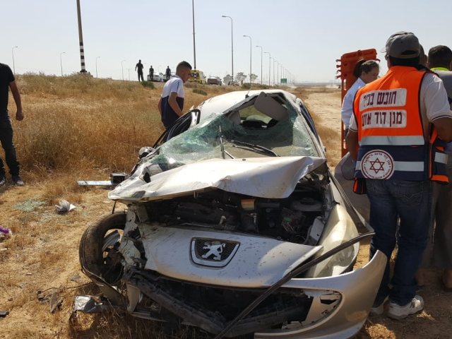 רכב התהפך סמוך לבאר שבע. צילום: דוברות מד"א