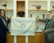 נשיאת האוניברסיטה, פרופ' רבקה כרמי והאספן עזרא גורדסקי מציגים את הדגל ההיסטורי | צילום: יח"צ