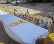 שולחן חג עם כיסאות צהובים ריקים 