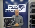 שלמה אברהמי, מנכ''ל חברת משכן התכלת עם סט הטלית והתפילין שתרם. קרדיט - צילום פרטי