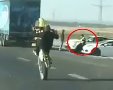נהג אופנוע מתפרע בכביש 40. צילום מסך
