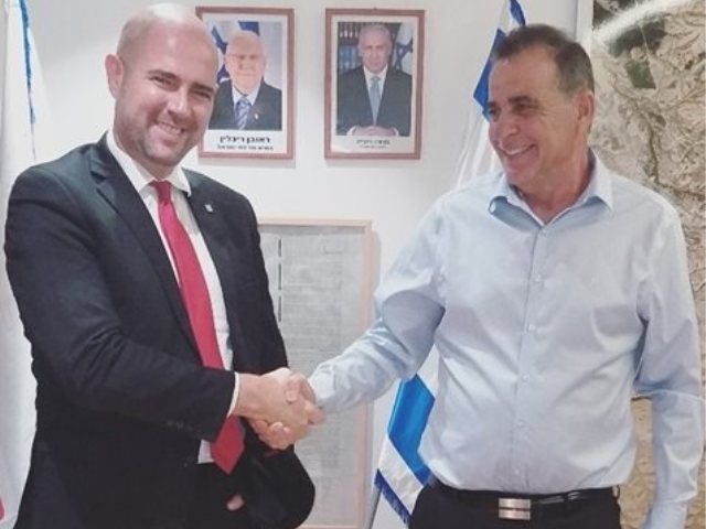 חברים טובים. בוקר ואוחנה