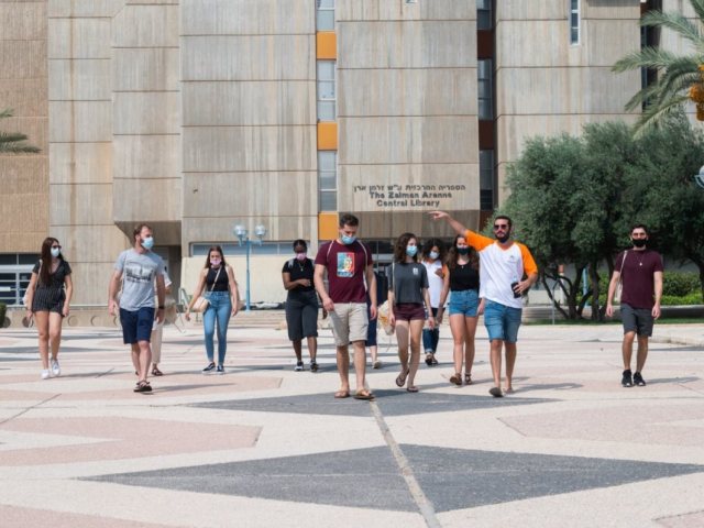 למצולמים אין קשר לנאמר בכתבה. צילום: דני מכליס, אוניברסיטת בן גוריון בנגב