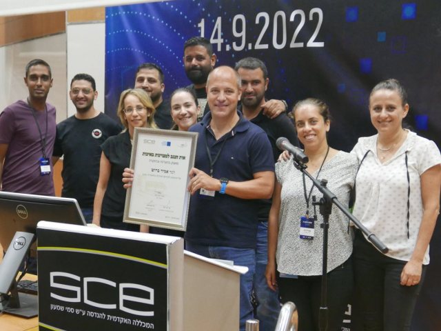 אמיר ברוש עם צוות סודה סטרים. קרדיט - מכללת SCE
