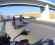 הטירוף בכבישי הנגב: רוכב על אופנוע כנגד התנועה ונעצר בתום מרדף דרמטי (וידאו)