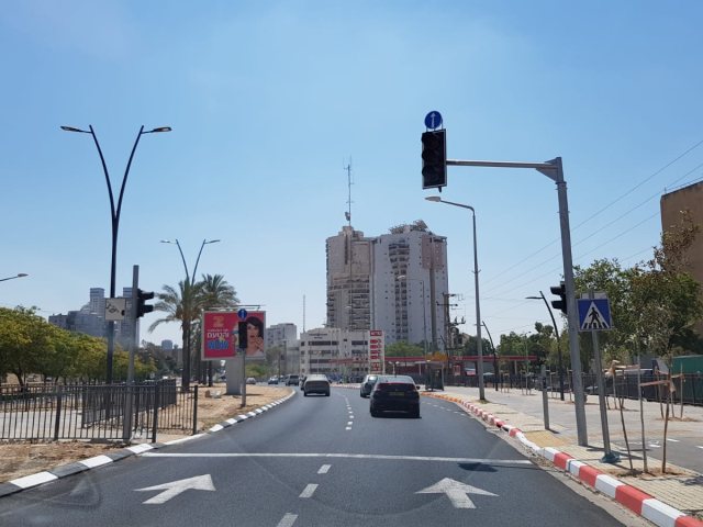 יפעל בקרוב. הרמזור החדש בשדרות טוביהו בטרם נצבע על הכביש מעבר חציה | צילום: באדיבות עיריית באר שבע