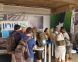 סטודנטים מתעניינים בביתן של קבוצת אורון במהלך יריד התעסוקה |  צילום: קבוצת אורון