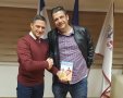 רוביק דנילוביץ׳ מקבל את הספר בלשכתו מידי המחבר 