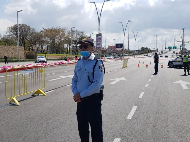 מחסומים ביציאה הדרומית. צילום: עופר אשטוקר