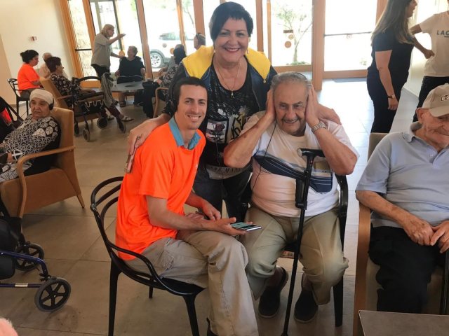 סעדיה יצחק ובתו רחל לוי יחד עם אורן מירון | צילום: יח"צ