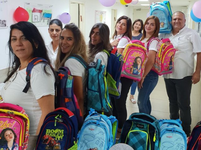 חלוקת ערכות חזרה לבית הספר בסניף באר שבע | צילום: עמידר