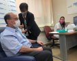 ד"ר שלומי קודש מנהל המרכז הרפואי סורוקה מתחסן על ידי לאה כהן מנהלת הסיעוד של בית החולים