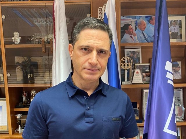 אות מנהיגות פורצת דרך לשנת 2020 לרוביק דנילוביץ' | צילום באדיבות עיריית באר שבע 