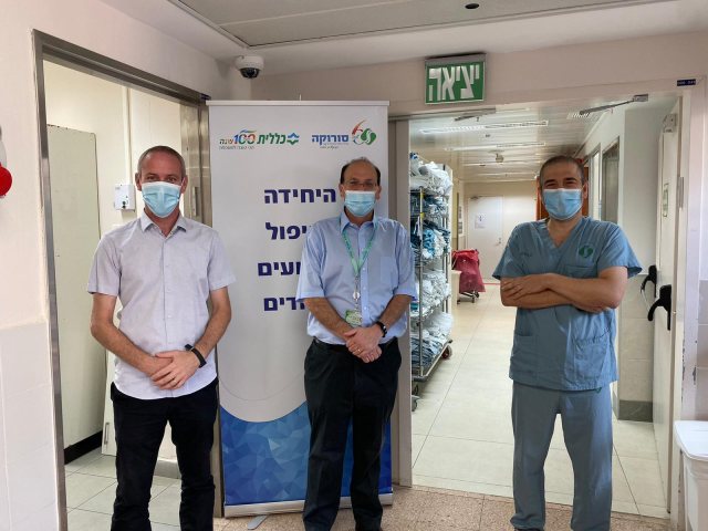 השר חילי טרופר, ד"ר שלומי קודש מנהל בית החולים סורוקה ופורפ' ויקטור נובק מנהל מחלקת הקורונה 