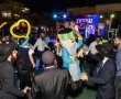 להטוטי אש, בלונים וזמר חסידי: כך חגג הרובע החילוני // גלריה מפעימה