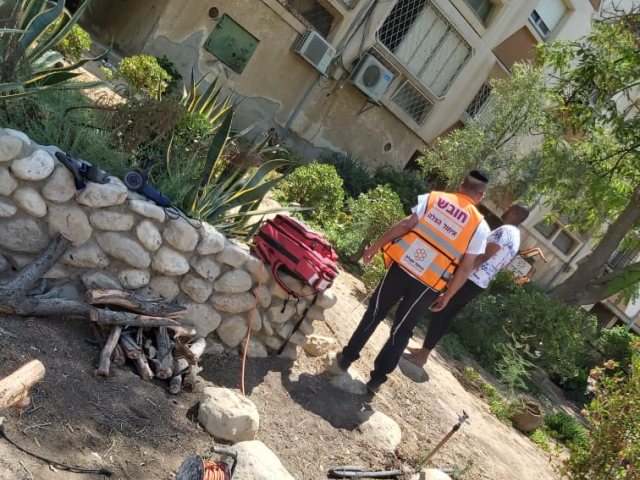 חצר הבית ברחוב רד"ק בה התרחשה התאונה | צילום: דוברות איחוד הצלה