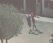 מפחיד: קטטה מדממת פרצה במרכז אורן, לעיני עוברי אורח המומים (תיעוד)