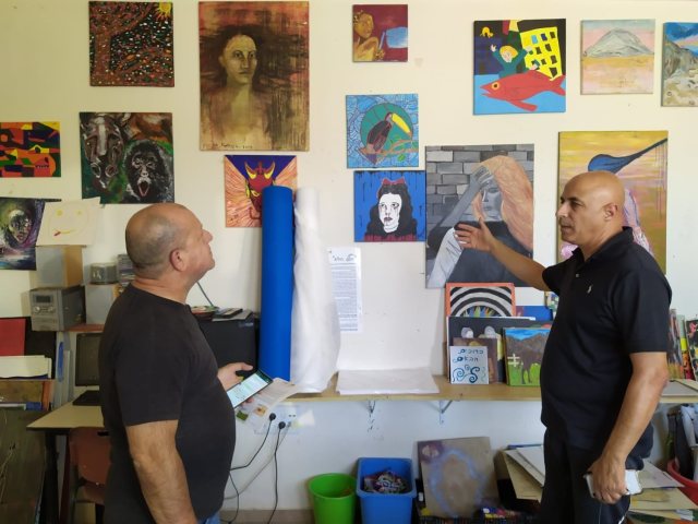 יאיר באר ודני גיגי בחדר האמנות ברוח מדבר | צילום: צבי תקשורת