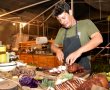 שווארמה, בשרים ואווירה מדברית: שף יריב איתני פותח שולחן בלב מטע תמרים בערבה