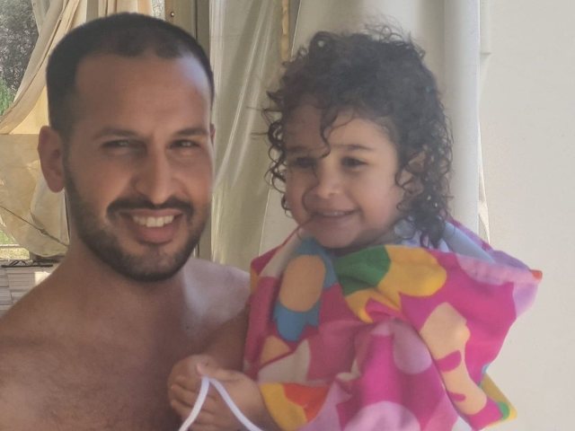 השוטר ניב דיינים ובתו בפעילות יום השוטר במועצה אזורית רמת הנגב. ללא קרדיט