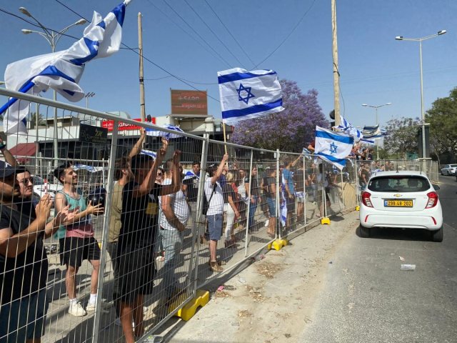 צילום: וועד ההצלה, בתמונה מפגינים עם דגלי ישראל