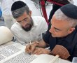 מרגש: מתנדב מד"א בתחנת אשדוד תרם ספר תורה לעילוי נשמת הנרצחים