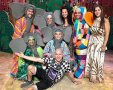 יונה אדם עם קאסט הצגת 'בנצי הפיל הצבעוני' בתמוז. צילום: עדן זמר