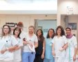 סיוון וישי זוננברג עם בתם התינוקת והצוות במחלקה | צילום: דוברות סורוקה