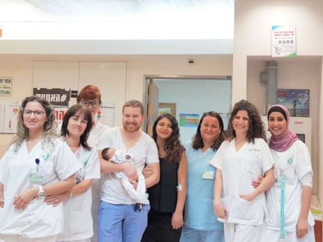 סיוון וישי זוננברג עם בתם התינוקת והצוות במחלקה | צילום: דוברות סורוקה
