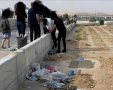צילום: שלומי וקנין, אבלים עוברים מעל חומה בכדי להגיע למקום הקבורה