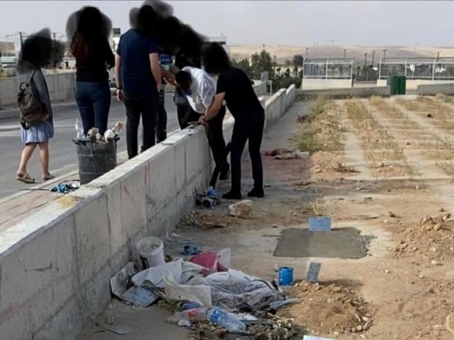 צילום: שלומי וקנין, אבלים עוברים מעל חומה בכדי להגיע למקום הקבורה