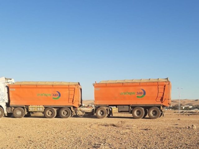 משאית קומפוסט של נגב אקולוגיה פורקת בחוות ניצן - קרדיט באדיבות חברת נגב אקולוגיה 