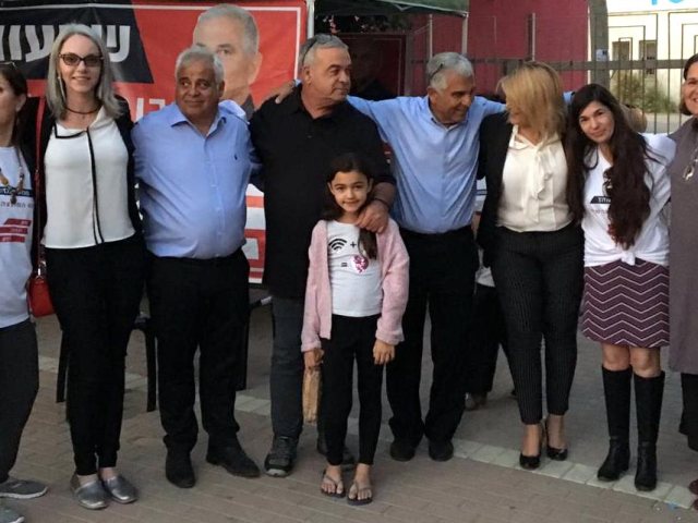 שמעון מזוז ותומכים. צילוום: פרטי
