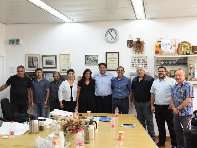 צוות המכללה עם הנהלת החברה  | צילום: יח"צ המכללה הטכנולוגית 