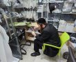 מאז תחילת המלחמה: עשרות חרדים בבאר שבע מתנדבים להכנת הציציות לחיילים 