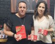 אבלין שמעיה וגלי משטראוס עם השוקולד. צילום: פרטי