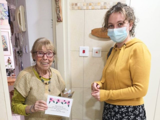 התלמידה חנה ליכטרוב עם חברת מועדון 'עמך' - חוה מינצברג 