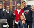 צפו: שחקני הפועל באר שבע נרתמו למען ילד בן 7 שתרם את כל חסכונותיו