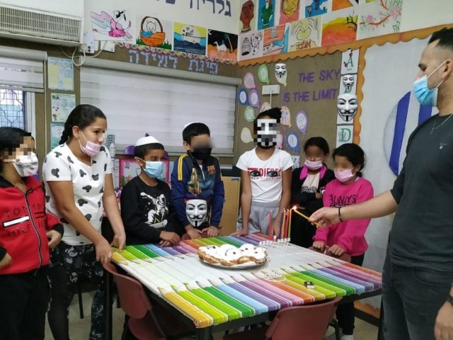 חנוכה במועדוניות עם המתנדבים של ICL - קרדיט באדיבות ICL 