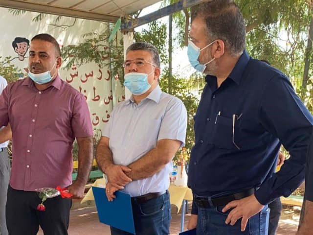 מימין חברי הכנסת ואליד טאהא יוסף גבארין וראש מועצת אל קסום סלאמה אל אטר 