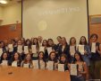  בוגרות התוכנית יחד עם המכובדים. צילום: יחסי ציבור