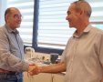ארנון קולומבוס ושמואל אסולין בחתימת ההסכם. קרדיט - חממת InNegev