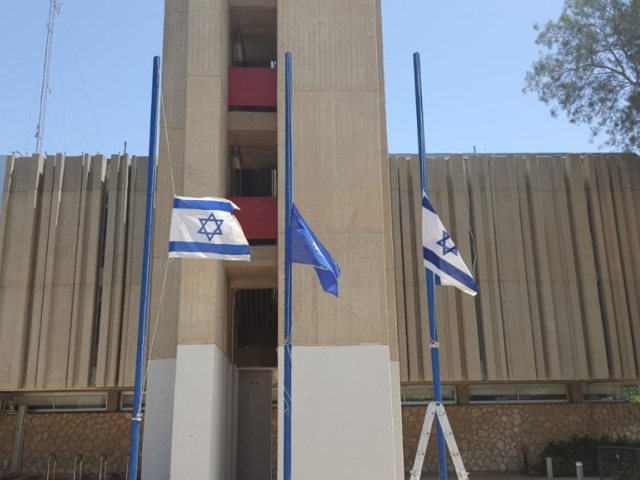 הדגלים בחצי התורן, באדיבות עיריית באר שבע