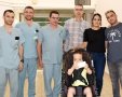 משפחת אשכנזי עם צוות בית החולים. הניתוח הסתיים בהצלחה. צילום: רחל דוד, סורוקה